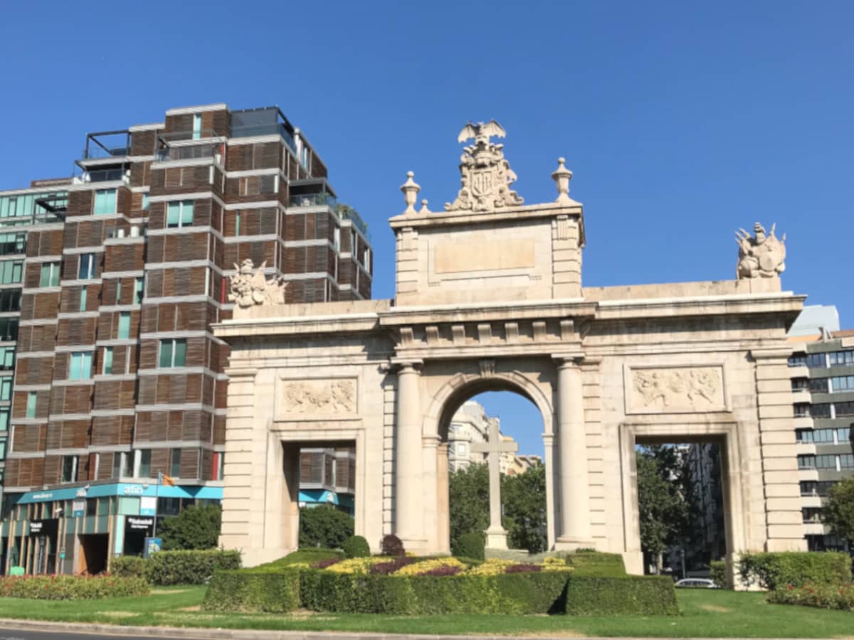 Picture of the arch situated in Valencia, Spain called "Plaza de la Puerta del Mar"