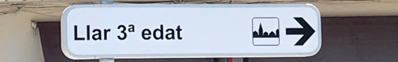 Banner format of road sign in Spain with the words "Llar 3a edat."