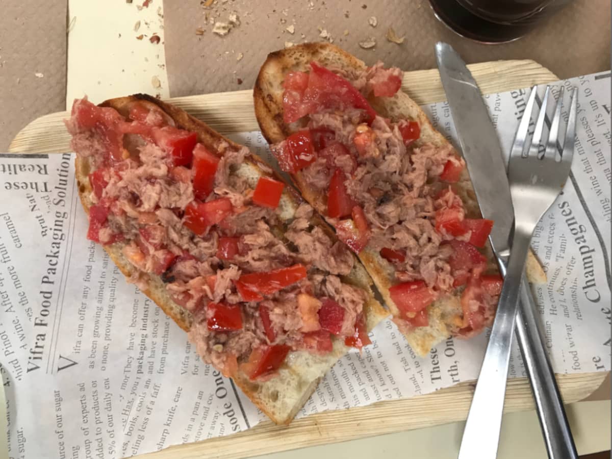 Picture of tostada con tomate y atúny anchoa (Toast with tuna and anchovy on pureed tomato.