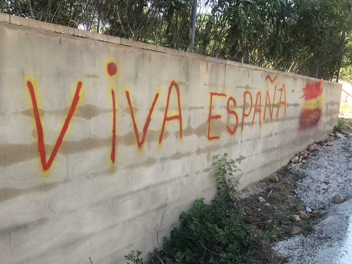 The words "Viva España" spray-painted on a wall.