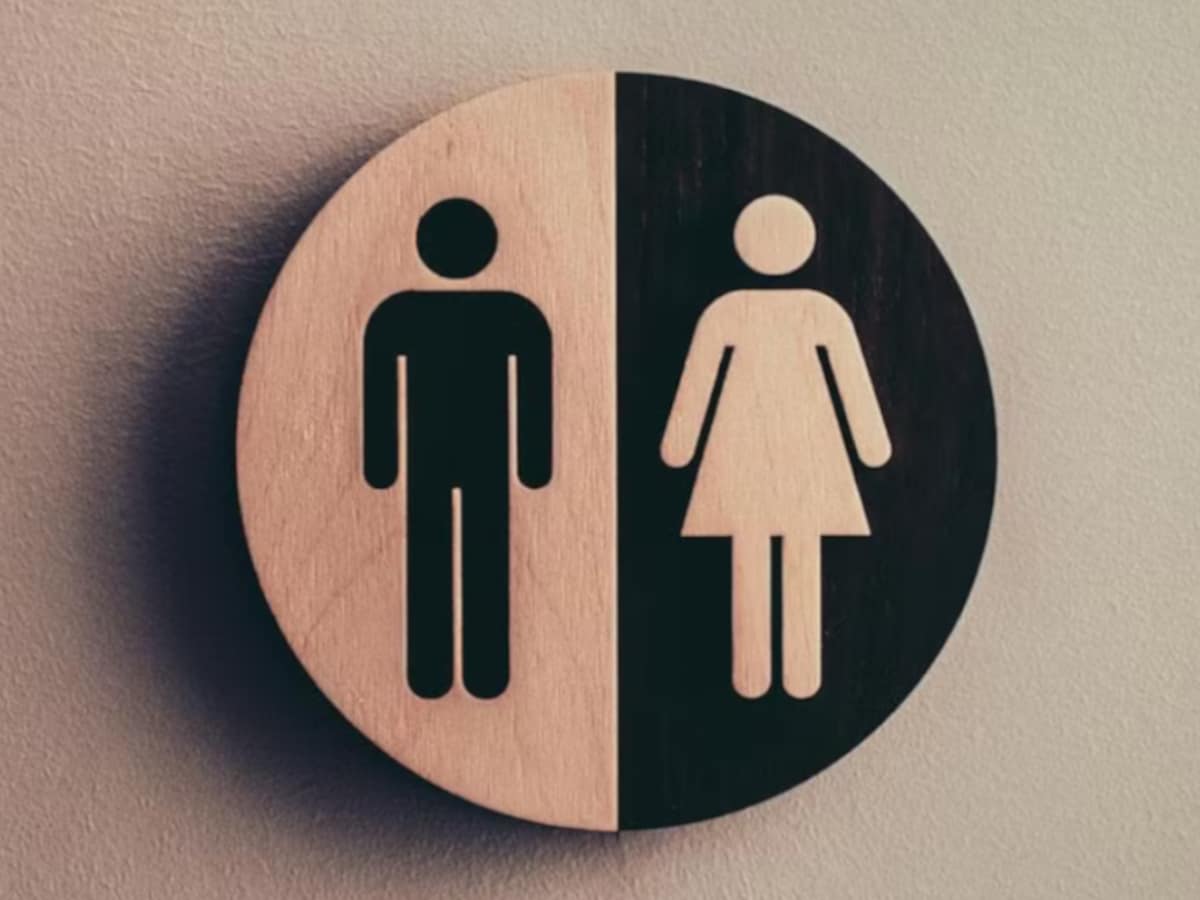 A man and woman's silhouette marking the entrance on a restroom door.