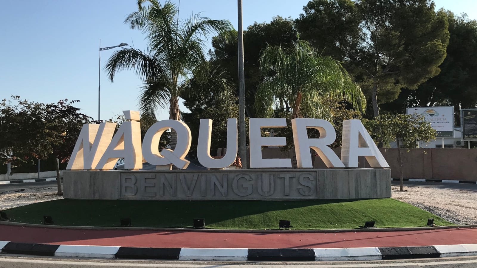 A large 3D sign with the word "Naquera"