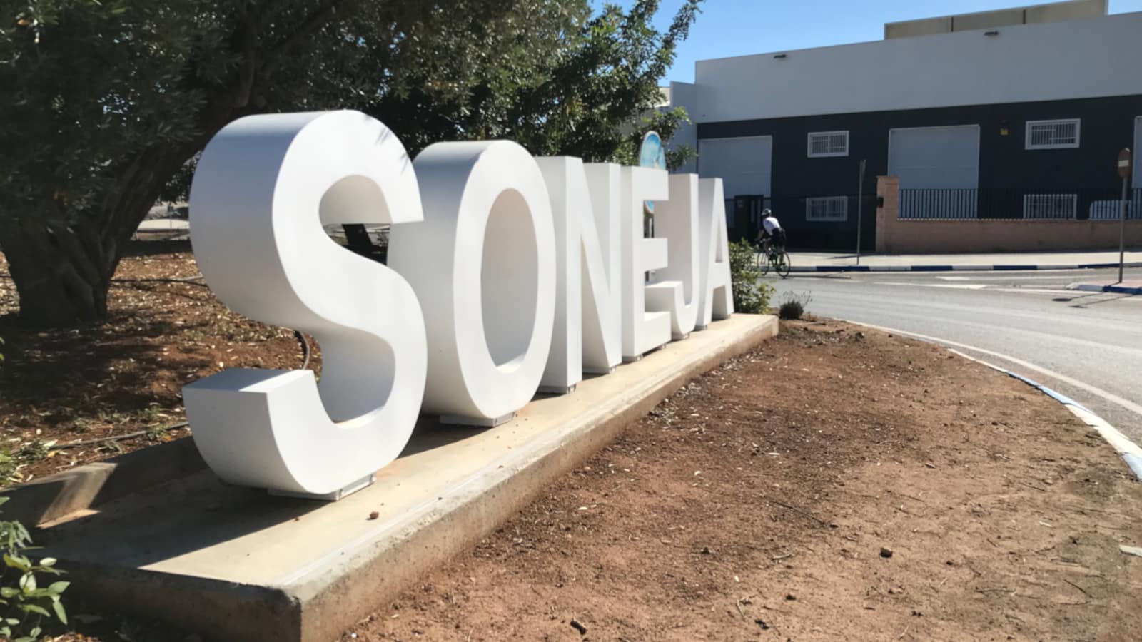 A large 3D sign with the word "Soneja"