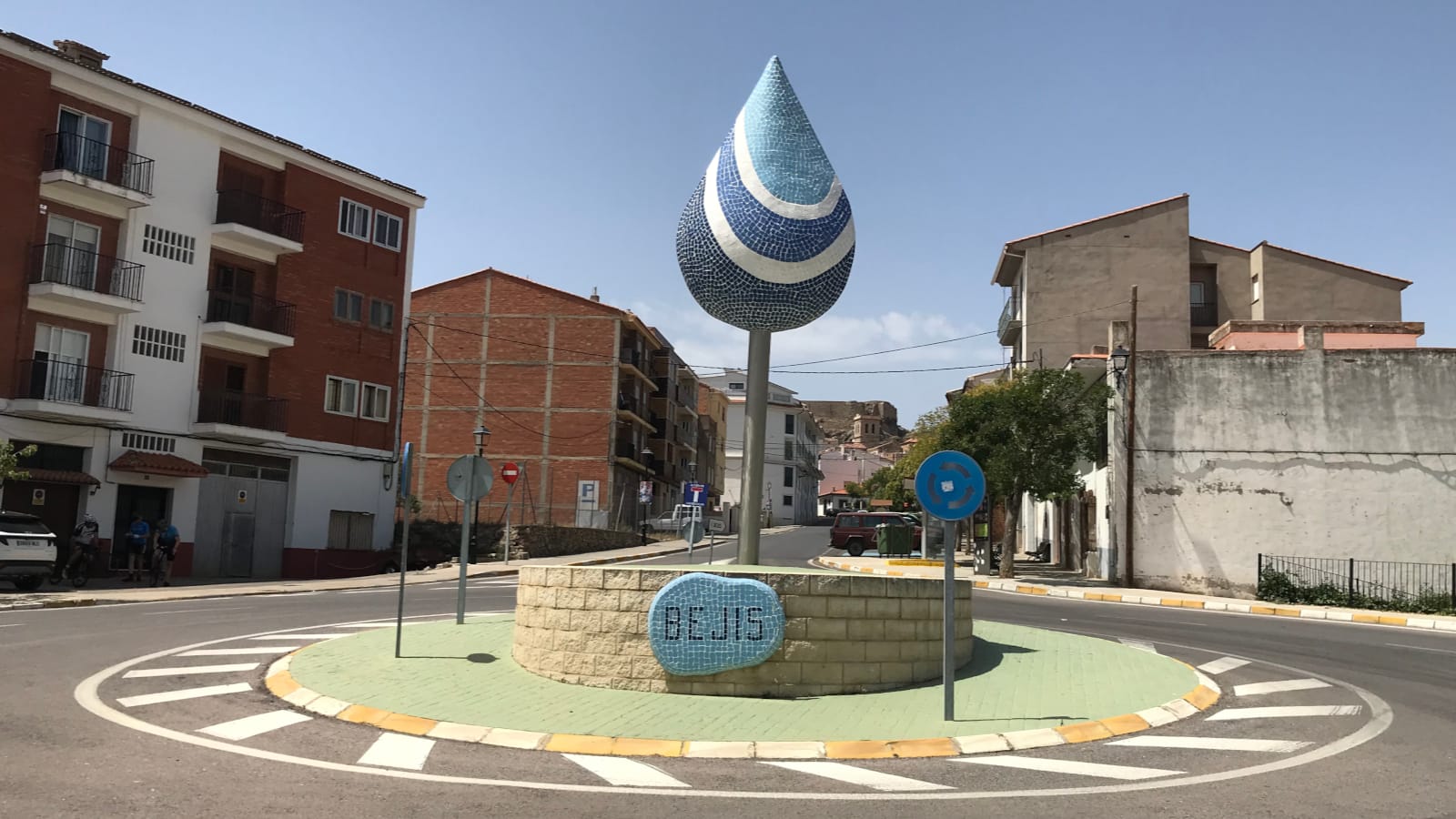 A large artwork showing a drop of water in Bejís