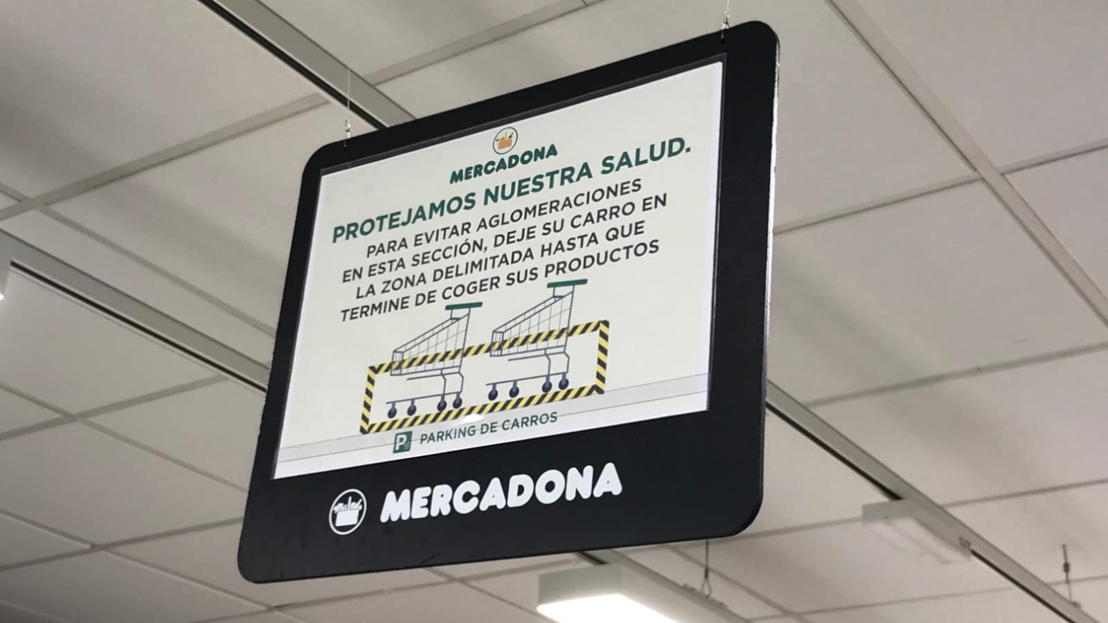 Parking de Carros - a sign in a local supermercado.