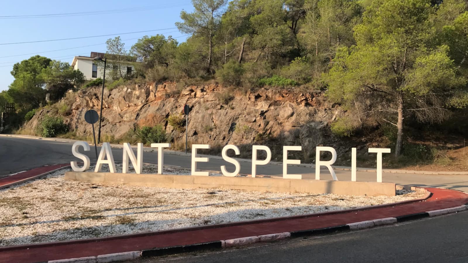 Large sign with the words "Sant Esperit" outside a subdivision.