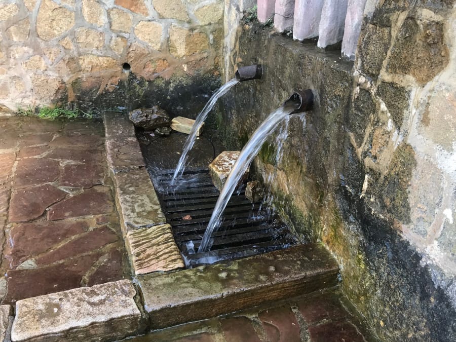 Two "canas" with water flowing from the pipes.